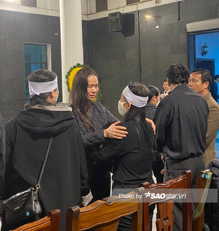 Khung cảnh đám tang diễn ra trong nỗi buồn bao trùm, những đôi mắt đỏ hoe, giọt nước mắt lăn dài trên trên khuôn mặt người thân, bạn bè đến tiễn đưa Á hậu Nguyễn Thu Mai.&nbsp;