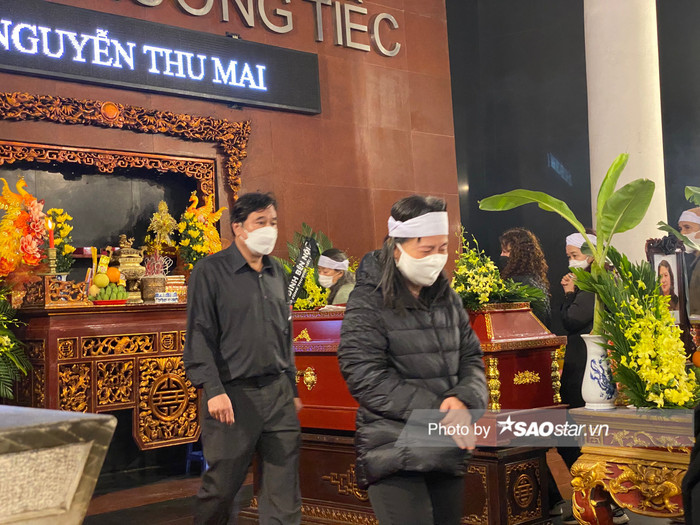 Diễn viên Mạnh Cường lặng lẽ thắp nhang, nhìn mặt người thân lần cuối.