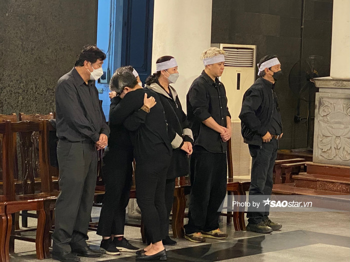 Bạn bè, đồng nghiệp đến chia buồn cùng gia đình.