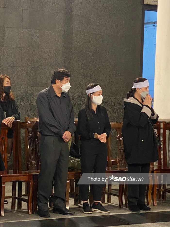 Diễn viên Mạnh Cường đứng lặng người, đau buồn trước sự ra đi của người thân.