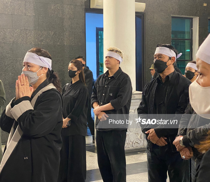 Huyme - Hàn Hằng không kìm nổi nước mắt đứng trước linh cữu người thân.&nbsp;