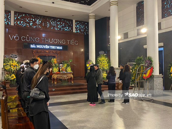 Khung cảnh tang trong tang lễ Á hậu Thu Mai.