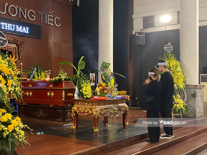 Vợ chồng Trang Lou - Tùng Sơn lặng người trước di ảnh người thân.