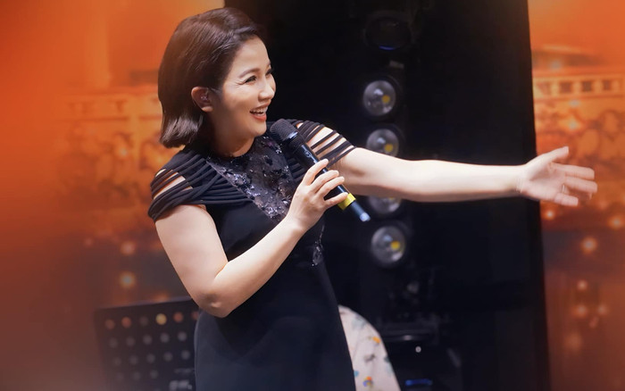 Diva Mỹ Linh bị khán giả 'giành hát' khi đi diễn, phản ứng khiến nhiều người bất ngờ Ảnh 2
