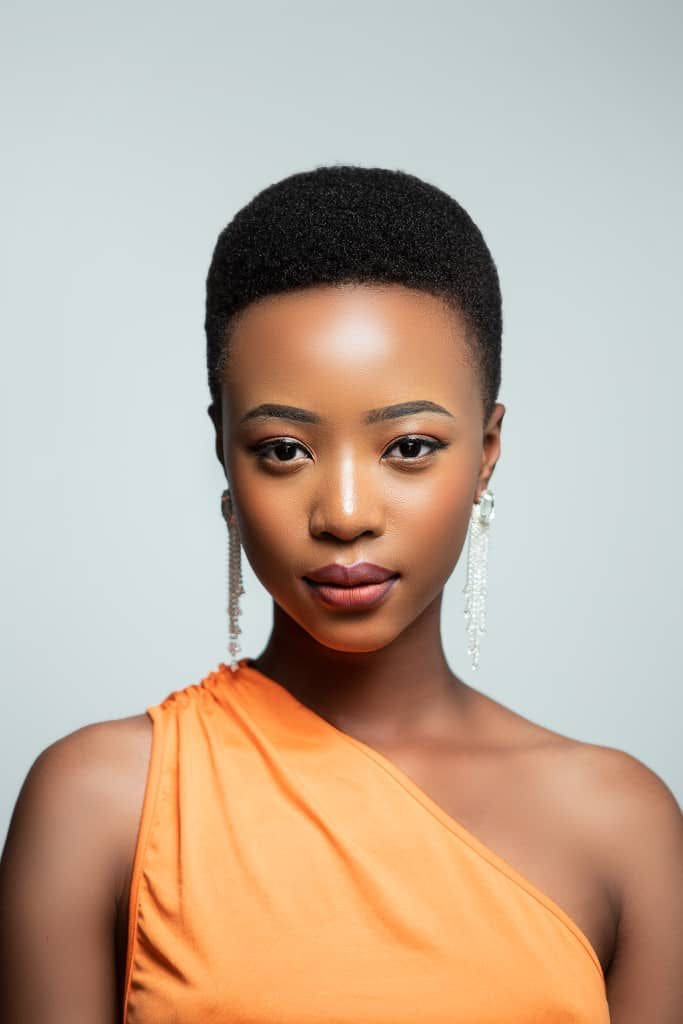 Nokutenda Marumbwa là một nhan sắc quá đỗi nổi bật tại mùa giải năm nay. Cô gái đeo trên người dải sash Zimbabwe sở hữu mái tóc cá tính, đậm chất high-fashion. Tại quê nhà, cô là một nhà hoạt động xã hội tích cực cùng với đó là lối hùng biện siêu đẳng cấp. 