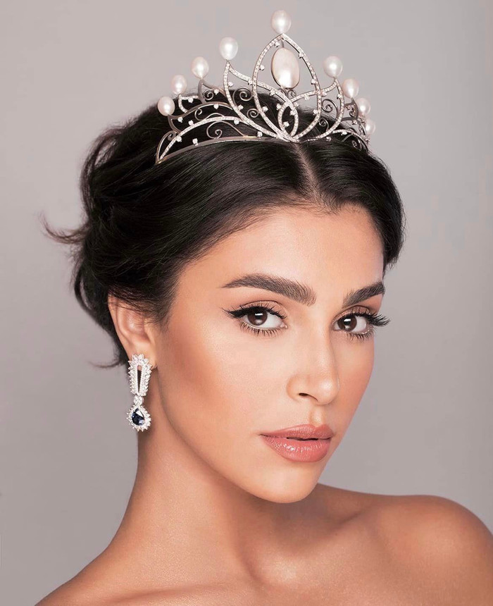 Yasmina Zaytoun năm nay 21 tuổi, 1m68, sinh viên ngành báo chí. Cô đăng quang Miss Lebanon 2022.Cô nàng là đại sứ của 'Trung tâm Ung thư Trẻ em'. Năm 2022, cô tham gia Miss Universe nhưng không đạt thành tích và không hề nổi bật. Nhưng hiện tại khi dự thi Miss World thì cô nàng như cá gặp nước khi đã là 1 trong 5 cô gái thắng Head to Head. 