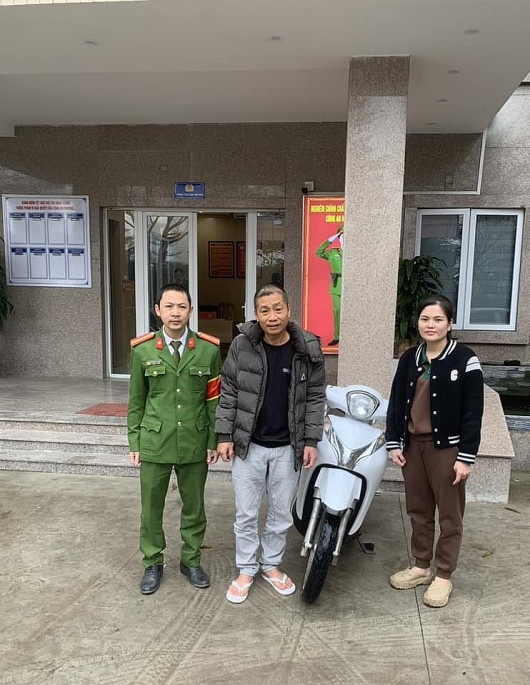 Anh Nguyễn Ngọc Anh nhận lại xe máy bỏ quên