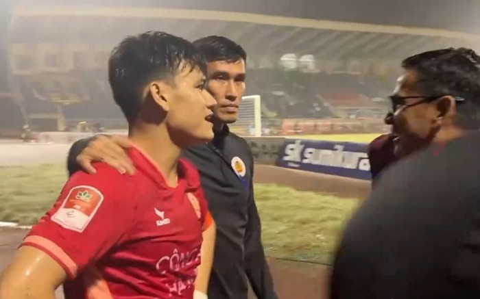 Hồ Tấn Tài đứng chống nạnh nói chuyện với HLV Kiatisuk, không hài lòng về quyết định thay người Ảnh 2