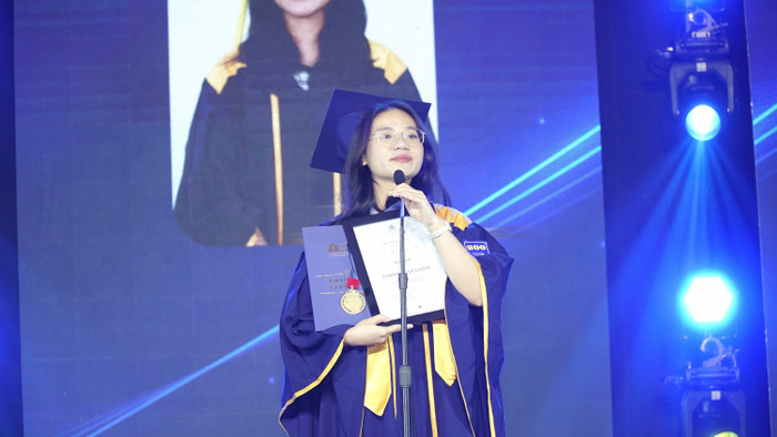 Sinh viên Võ Thị Trang Thơ tốt nghiệp sớm song bằng trong vòng 4 năm