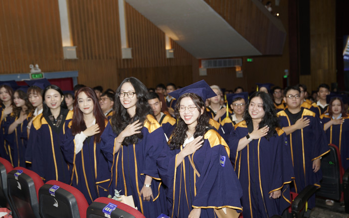 Không nhận hoa quà trong lễ tốt nghiệp, 2 tân cử nhân chung tay thực hiện dự án thiện nguyện 'dạy em' Ảnh 2