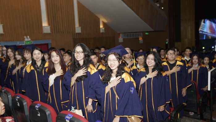 Các tân cử nhân thực hiện nghi thức tuyên hứa