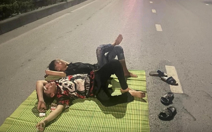 Hai thanh niên trải chiếu nằm giữa quốc lộ, biết nguyên nhân càng thêm ngán ngẩm Ảnh 2