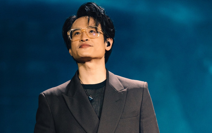 Hà Anh Tuấn bất chấp nguy hiểm để nhận quà từ khán giả Ảnh 2