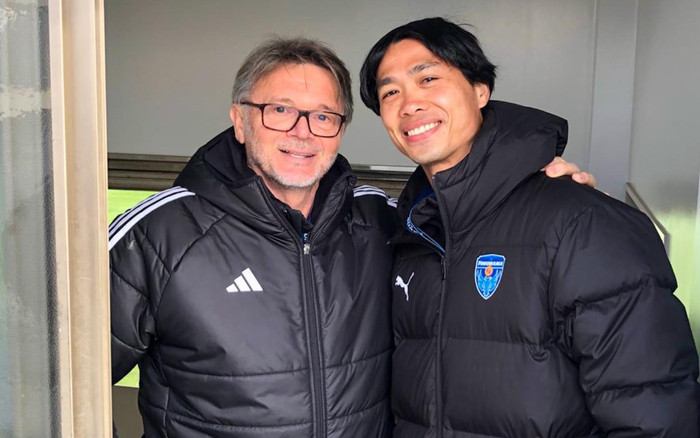 HLV Troussier sang Nhật Bản, chụp ảnh thân thiện cùng Công Phượng Ảnh 2