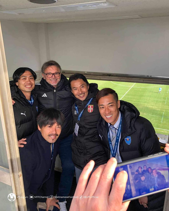 HLV Troussier đã sang Nhật Bản để dõi theo Công Phượng thi đấu ở J.League 2. Ảnh: VFF