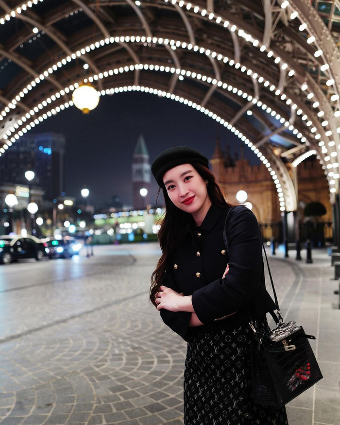 Đỗ Mỹ Linh thể hiện tâm trạng vui vẻ khi đi du lịch