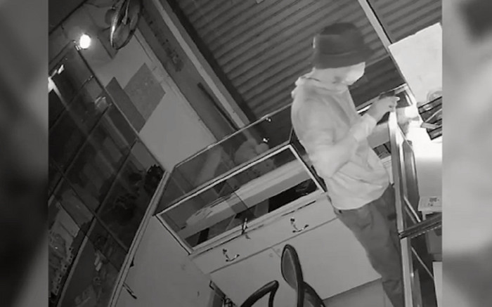 Chôm đồ xong, tên trộm lục lọi tủ lạnh để... giải khát Ảnh 2