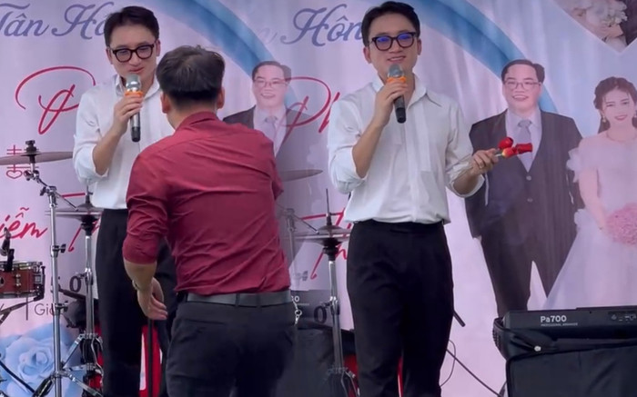 Phan Mạnh Quỳnh chạy show hát đám cưới, khán giả lên sân khấu tặng hoa tiền Ảnh 2