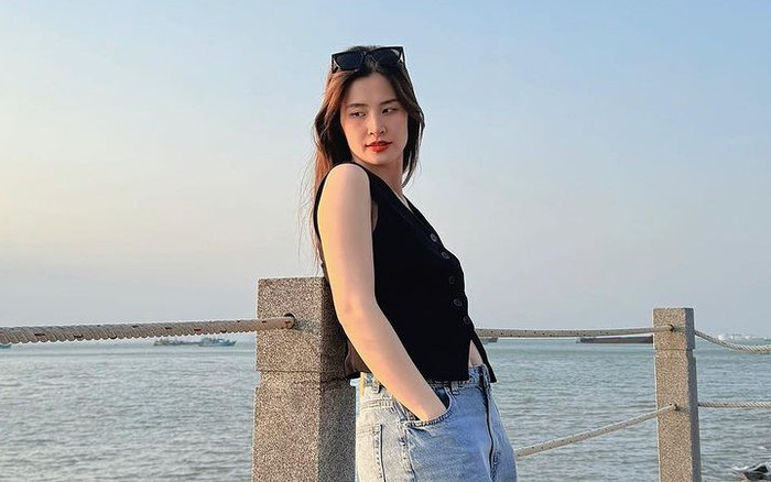 Đông Nhi 'sống ảo' sau khi báo tin vui: Nhìn mãi mới thấy bụng bầu lấp ló Ảnh 2