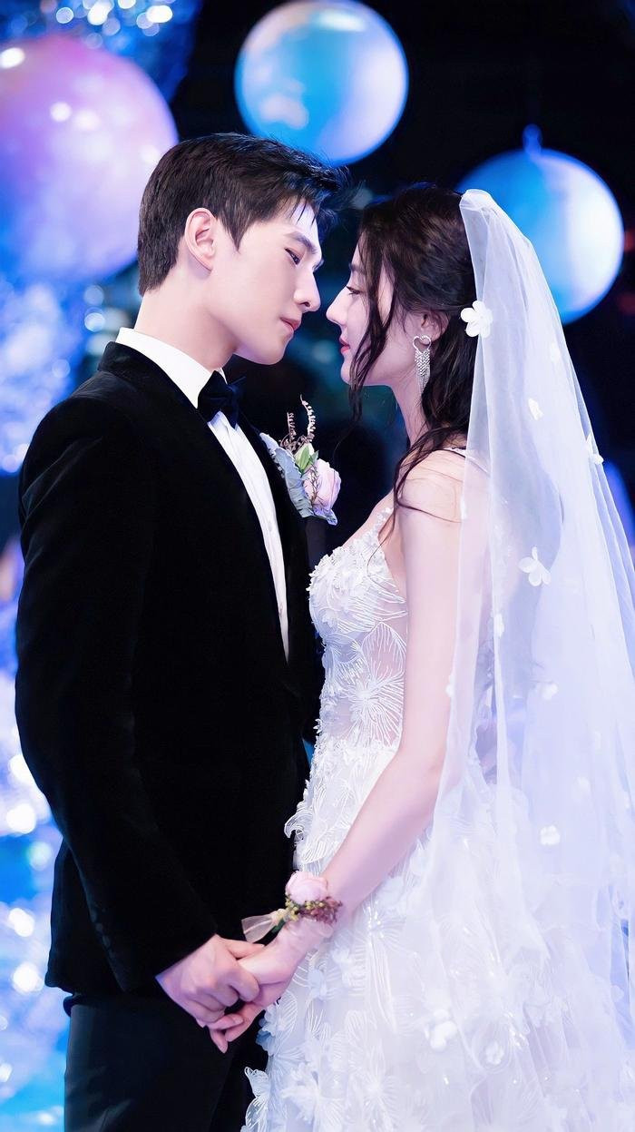 Dương Dương và Địch Lệ Nhiệt Ba cực đẹp đôi