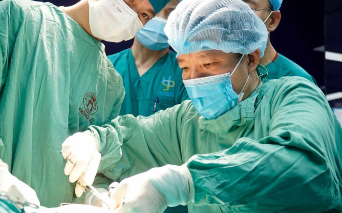 Vị bác sĩ đầu tiên tại Việt Nam thực hiện kỹ thuật mổ nội soi một lỗ u nang ống mật chủ Ảnh 2