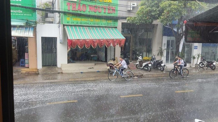 Mưa đầu mùa tại TP.HCM khiến nhiều người thích thú.