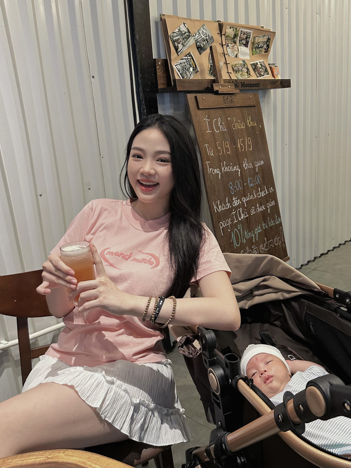 'Hotgirl ảnh thẻ' bất ngờ công khai con đầu lòng.