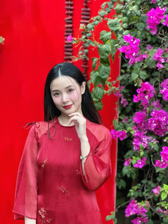 Midu diện áo dài đón Tết Nguyên đán