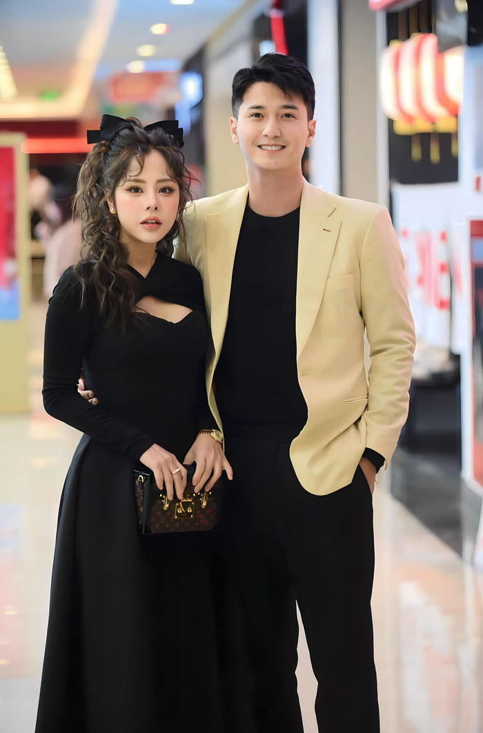 Huỳnh Anh và Bạch Lan Phương lên đồ 'tông xuyệt tông' mỗi khi đi dự sự kiện