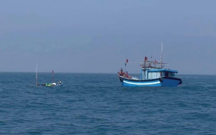 Phú Yên: Cứu 4 ngư dân chìm tàu cá, lênh đênh trên biển nhiều giờ Ảnh 2