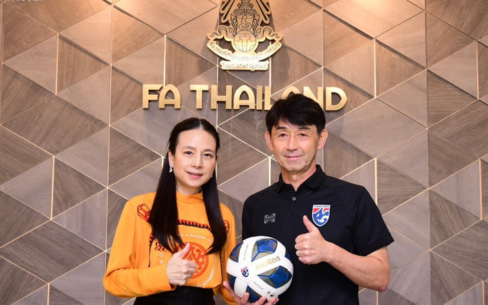 Nữ tỷ phú Madam Pang vừa gia hạn hợp đồng có thời hạn 2,5 năm với HLV Masatada Ishii. Ảnh: FAT