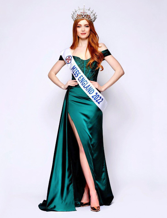 Cụ thể, người đẹp này chính là Miss World England 2022 - Jessica Gagen. Theo ghi chép hồ sơ cá nhân trên trang chủ tổ chức Miss World, đại diện nước Anh mùa giải năm nay đang ở độ tuổi 27 và sở hữu chiều cao chạm mốc 1m75. 