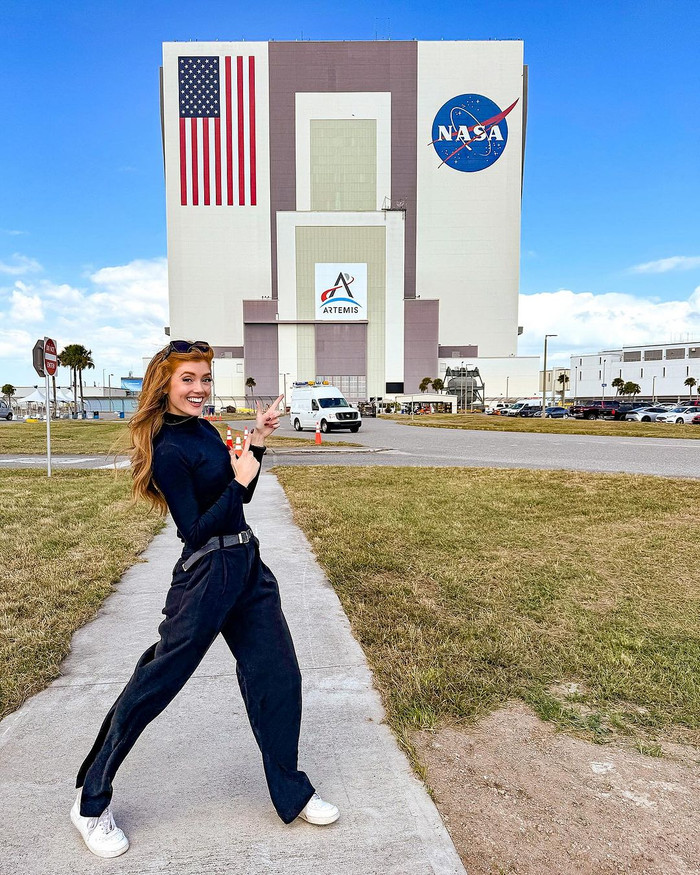 Về hành trình thực hiện dự án truyền cảm hứng cho thế hệ mai sau, Jessica Gagen chia sẻ trên trang cá nhân: “Hành trình dài 5 năm bao gồm một năm nghiên cứu vật lý cơ bản, một năm đại dịch làm việc 40 giờ một tuần trong siêu thị, 149 cuộc chạy bộ từ thiện với trang phục lạ mắt 5k, một bằng cử nhân 3 năm, một Hoa hậu Anh thua cuộc, một Hoa hậu Anh chiến thắng, một nửa tấm bằng Thạc sĩ. Bằng cấp và hàng ngàn trẻ em được truyền cảm hứng để quan tâm đến kỹ thuật thông qua nền tảng STEMSchoolTalks của tôi.”.  