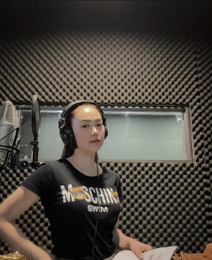 Hồi cuối năm 2023, Minh Hằng từng đăng tải lên trang cá nhân bức ảnh cô nàng xuất hiện trong phòng thu, phải chăng đây chính là 'tín hiệu' về sản phẩm âm nhạc mới từ 'bà mẹ 1 con'?