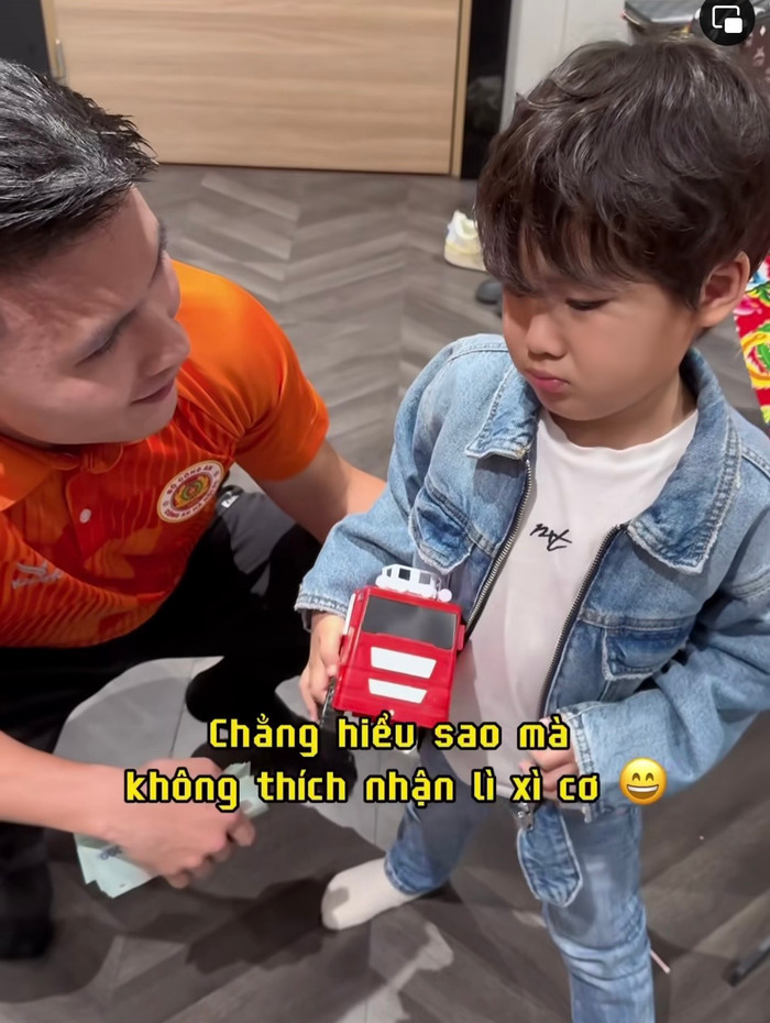 Văn Hậu - Quang Hải rút cả xấp tiền mừng tuổi con trai Hòa Minzy, 'trùm cuối' mới gây chú ý Ảnh 1