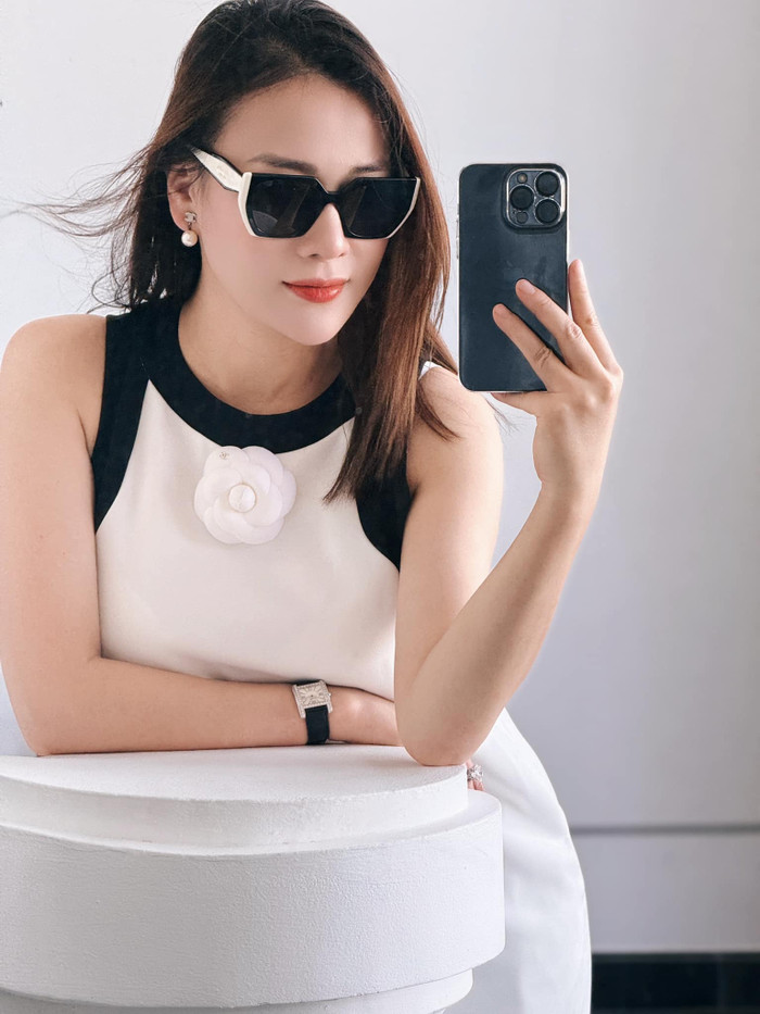 Khi đi du lịch cùng Shark Bình, Phương Oanh thường ăn vận thanh lịch, kín đáo