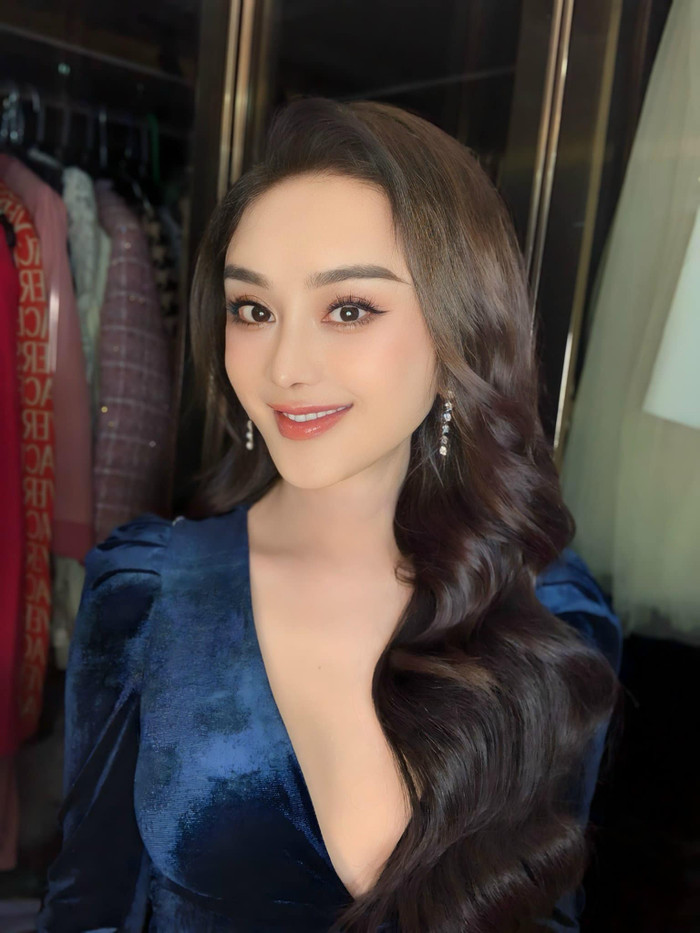 Lâm Khánh Chi chăm chỉ 'sống ảo'