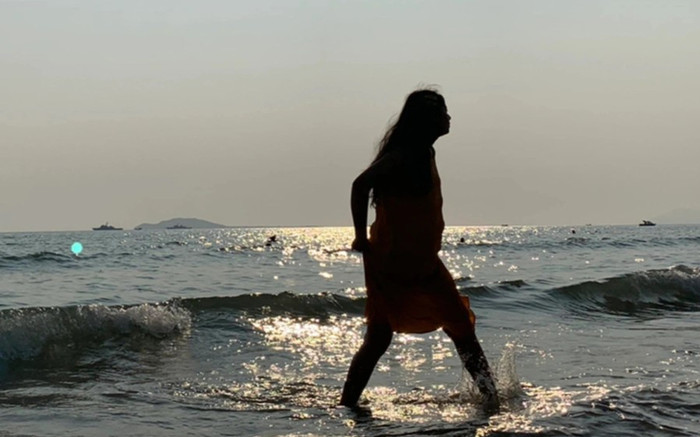 Đi biển nhờ chồng chụp ảnh, vợ giận tím mặt khi xem thành quả Ảnh 2