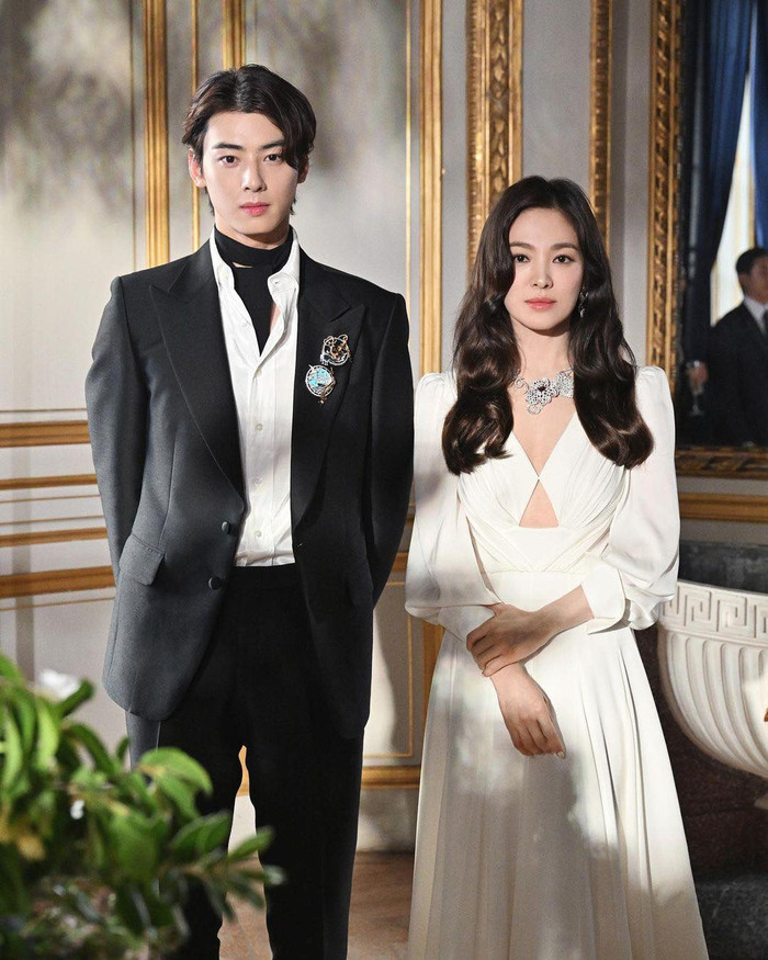 Cha Eun Woo từng vướng tin đồn hẹn hò với Song Hye Kyo khi góp mặt trong cùng một sự kiện.