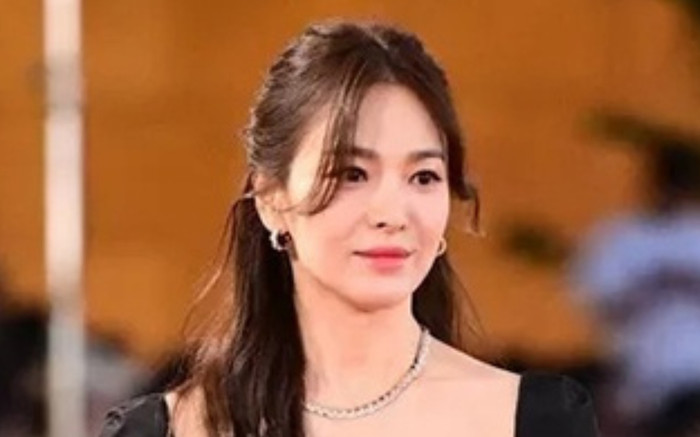 Tình tin đồn của Song Hye Kyo hé lộ tạo hình trong phim mới, nhan sắc chuẩn nam thần vẫn bị chê Ảnh 2