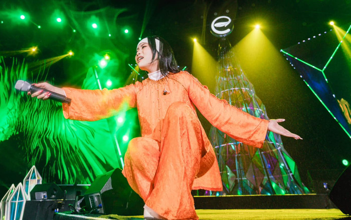 Phương Mỹ Chi bật khóc khi đưa micro nhờ khán giả hát Ảnh 2