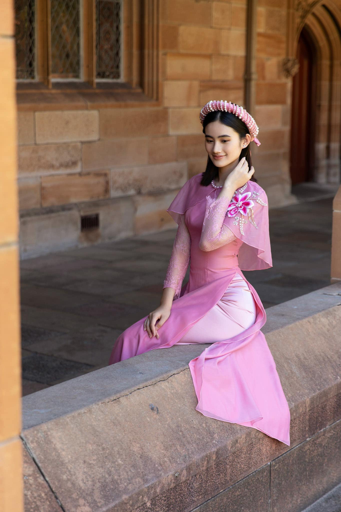 Chiếc áo dài hồng mang vẻ đẹp truyền thống xen lẫn hiện đại, điểm tô thêm là họa tiết hoa xuân. Không có ê-kíp bên cạnh, Hoa hậu Ý Nhi tự trang điểm và chuẩn bị trang phục để thực hiện bộ ảnh. Dù vậy, người đẹp quê Bình Định vẫn nhận được lời khen ngợi cho sự chỉn chu của mình.