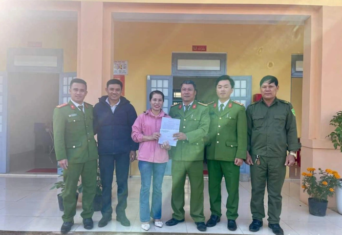 Chị Vinh bàn giao số tiền nhặt được ở cây ATM cho Công an xã Hướng Phùng