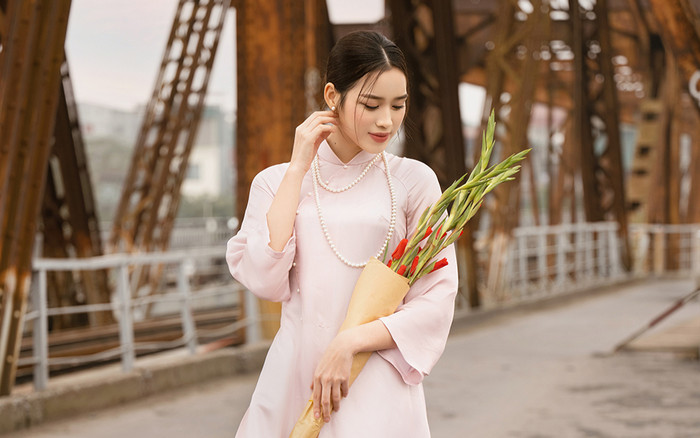 Hoa hậu Đỗ Hà diện áo dài dạo phố xuân Hà Thành trước thềm Tết Nguyên Đán Ảnh 2