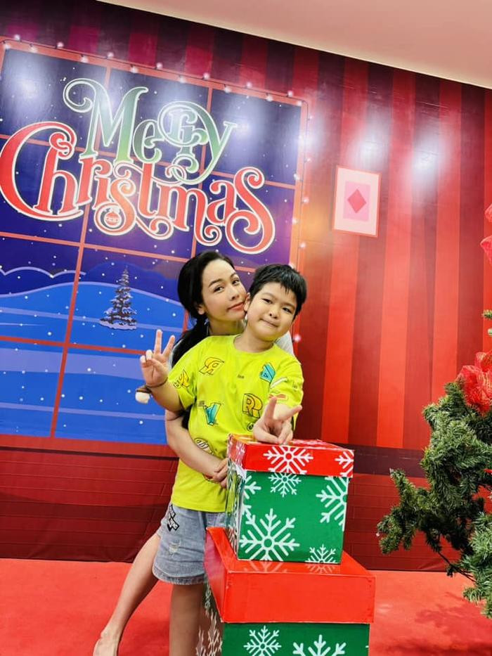 Có thể là hình ảnh về 1 người, cây thông Noel và văn bản