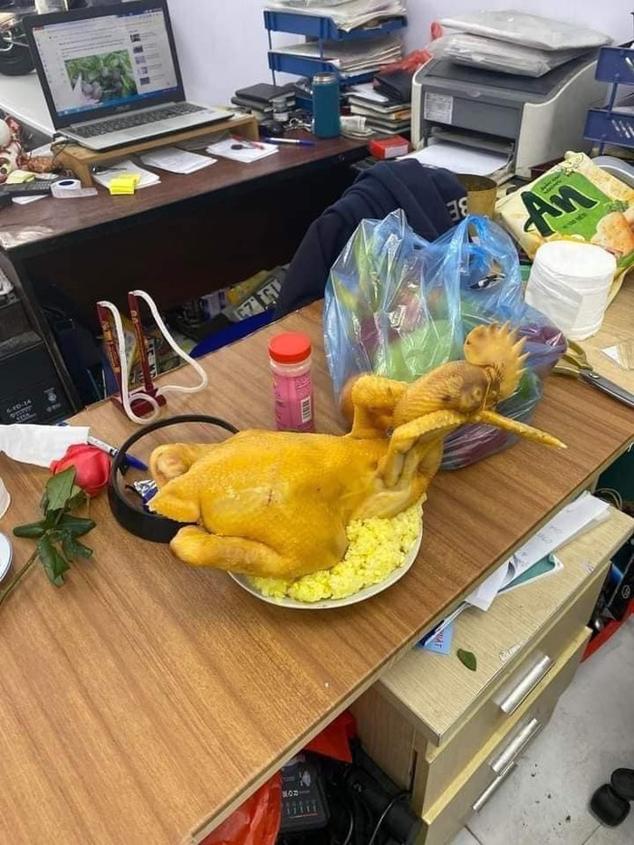 Nhìn con gà luộc có màu vàng ươm đẹp mắt, cô gái ngỡ gà đã được luộc chín nên mua về cúng gia tiên