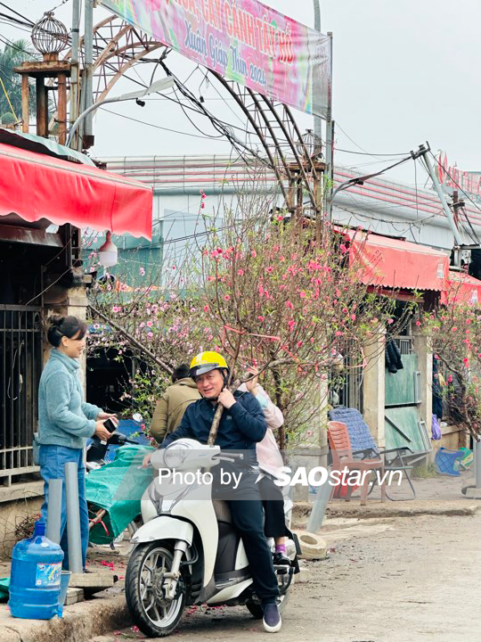 Tranh thủ ngày cuối tuần sát thềm năm mới, người dân Thủ đô xuống phố mua sắm, chở Tết về nhà