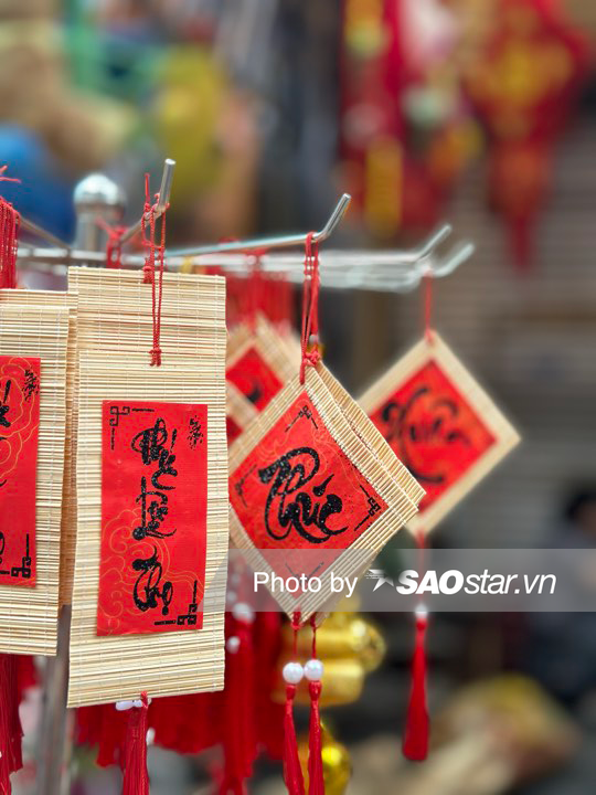 Các mặt hàng trang trí được bày bán đỏ rực cả một góc phố Hàng Mã