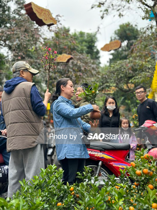 Dòng người đi mua sắm khiến không khí Tết ở Hà Nội trong Chủ Nhật cuối cùng của năm đang thêm rộn ràng, phấn khởi