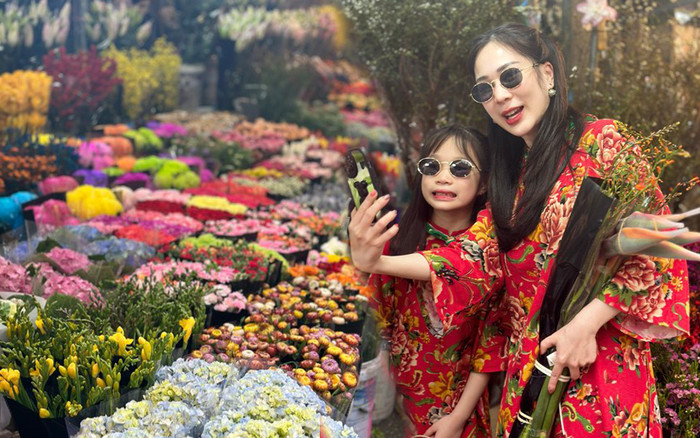 Chủ Nhật cuối cùng của năm 2023: Người Hà Nội rộn ràng xuống phố, chở Tết về nhà Ảnh 2